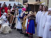 Děti v Kuchařovicích v neděli  odpoledne zahrály vánoční příběh pro zhruba dvě stovky diváků.