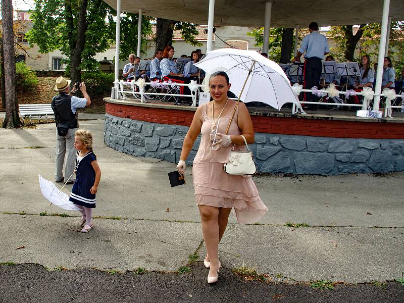 Eleganci někdejších společenských vycházek, korzování v Horním parku, připomněl v neděli tradiční promenádní koncert Okrašlovacího spolku.