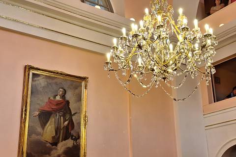 Návrat po 69 letech. Zámeckou kapli ve Skalici znovu osvětluje historický lustr