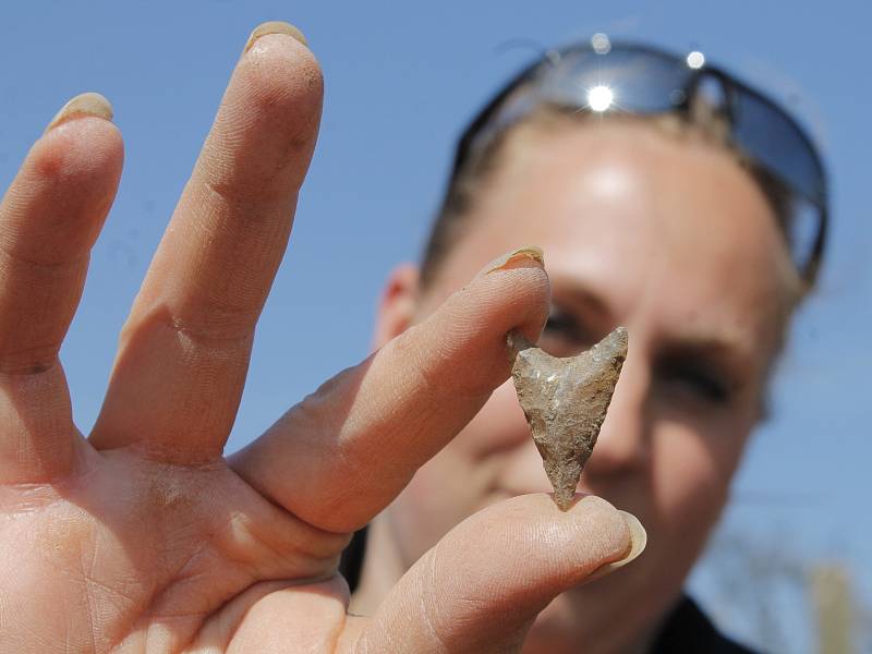 V zásobní jámě v půdě na trase budoucího obchvatu Znojma nalezli archeologové během měsíce již druhou kostru. Skelet patrně patřil ženě a je z doby asi 2200 let před naším letopočtem.