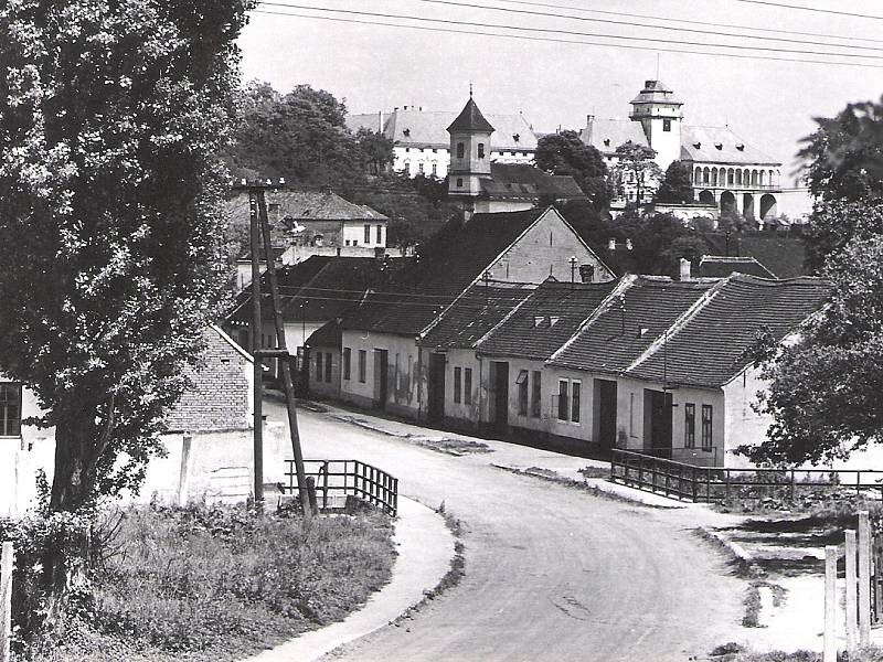 Pohlednice se snímkem historických Jaroslavic ze sbírky Miloslavy Klimtové.