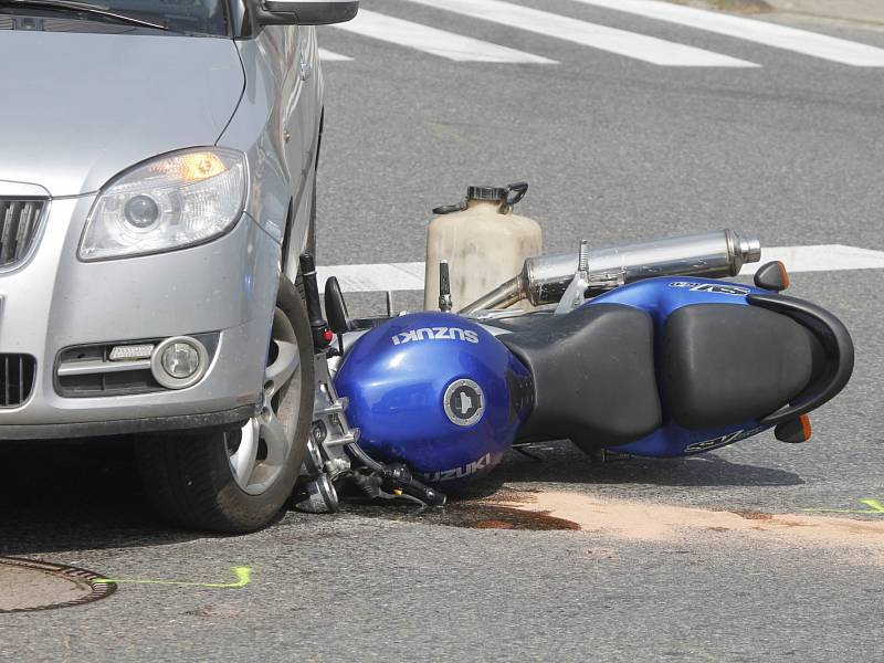 Srážka auta a motocyklu v Novém Šaldorfu.