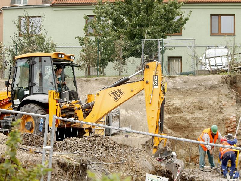 Novou železniční zastávku budují dělníci nedaleko lávky ke znojemské nemocnici. Kvůli stavbě je dočasně výluka na trati.