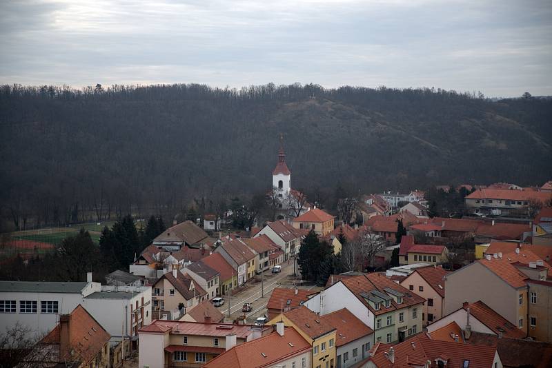 Impozantní pohled z vrcholu věže krumlovského zámku.