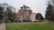 Rekonstrukce chátrající věže zámku v Miroslavi na Znojemsku.