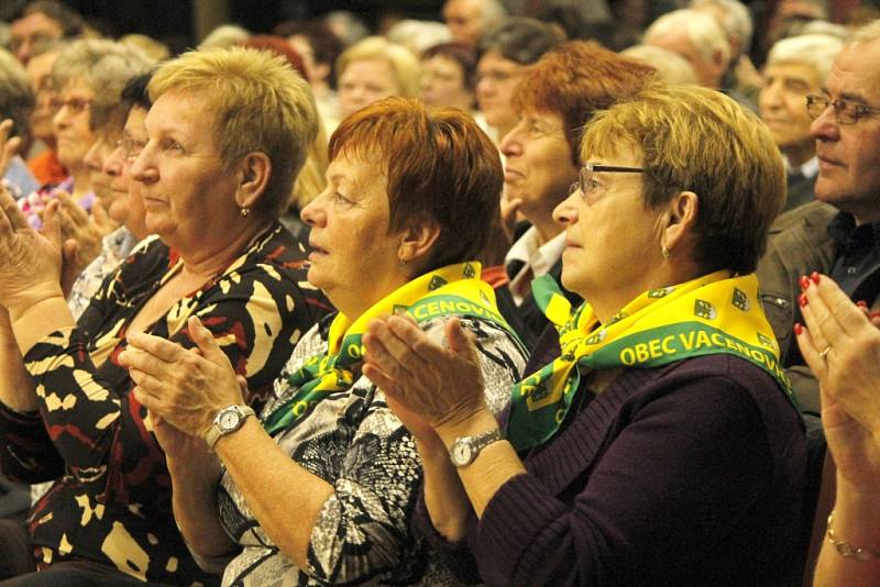 První Předhodové zpívání zorganizovali o poslední říjnové sobotě Mužáci z Tasovic. Hodonický kulturní dům praskal ve švech.