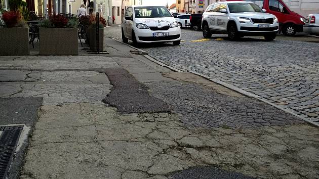 Především nových chodníků se v Horní České dočkají letos obyvatelé Znojma i jeho návštěvníci. Opravy se dotknou i povrchu ulice.