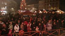 Na Horním náměstí ve Znojmě zpíval na podiu s Deníkem sbor při základní škole na Pražské ulici, náměstí zaplnilo asi dvě stě lidí.