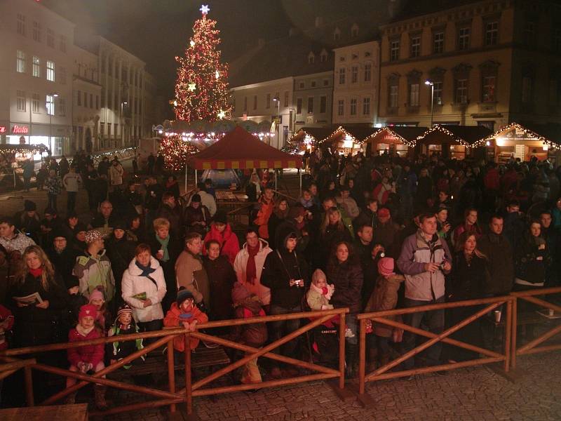 Na Horním náměstí ve Znojmě zpíval na podiu s Deníkem sbor při základní škole na Pražské ulici, náměstí zaplnilo asi dvě stě lidí.