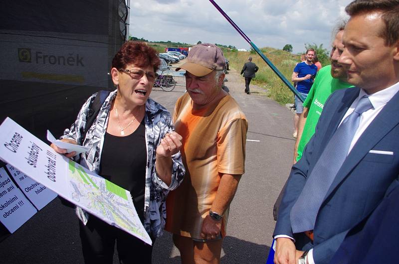 Český premiér Bohuslav Sobotka ve Znojmě. Doprovázel ho ministr dopravy Dan Ťok i hejtman Michal Hašek. Zajímali se o rozestavěný obchvat a novinky ve znojemské nemocnici.