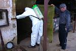 Specialisté firmy Pařez začali ve čtvrtek v Moravském Krumlově na Znojemsku dezinfikovat drobné domácí chovy drůbeže a ptactva, v nichž veterináři před dvěma měsíci utratili zvířata kvůli ptačí chřipce. 