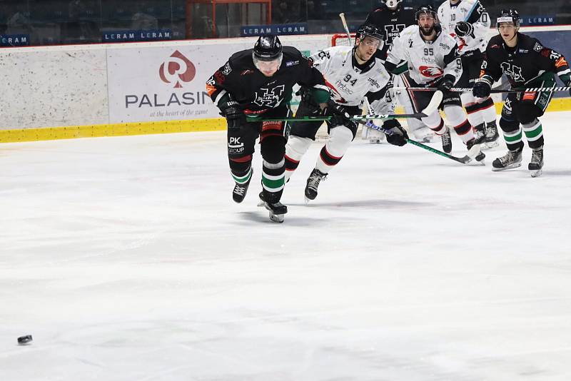 Znojemští (bílí) hokejisté vyhráli ve středečním 20. kole druhé ligy doma nad Hodonínem 4:2.