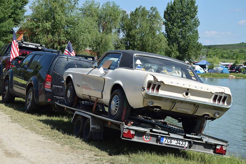 Do Pasohávek o víkendu přijelo přes patnáct stovek amerických aut, motorek a jejich fanoušků.