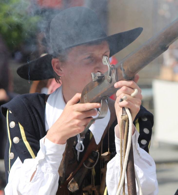 Tradiční meruňkobraní v Miroslavi zahájil historický průvod v čele s kněžnou Miroslavou. Centrum města zaplnily davy lidí. Nechyběli prodejci se svým zbožím, tradiční řemesla, dobré jídlo nejen z meruněk a ochutnávka vín.