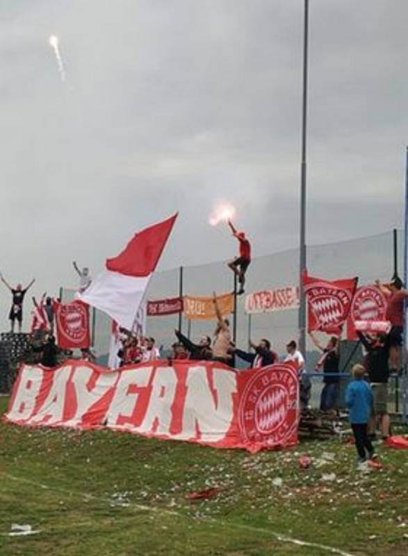 Fotbalisty Bayernu Křepice dojeli podpořit fanoušci reálného Bayernu Mnichov. Foto: Martin Uhrin