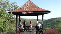 Jedna z romantických vyhlídek v Národním parku Podyjí, Králův stolec, láká v těchto dnech desítky lidí k procházce či vyjížďce kolmo do Podyjí.