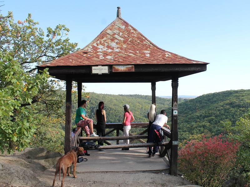 Jedna z romantických vyhlídek v Národním parku Podyjí, Králův stolec, láká v těchto dnech desítky lidí k procházce či vyjížďce kolmo do Podyjí.