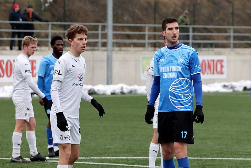 Znojemští fotbalisté (modří) absolvovali druhý přípravný zápas. Na hřišti v Tasovicích v něm podlehli B-týmu Slovácka 1:3.