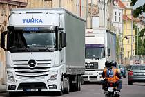 Kolony aut včetně těžkých kamionů komplikují především v dopravní špičce provoz na hlavním tahu Znojma.