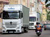 Kolony aut včetně těžkých kamionů komplikují především v dopravní špičce provoz na hlavním tahu Znojma.