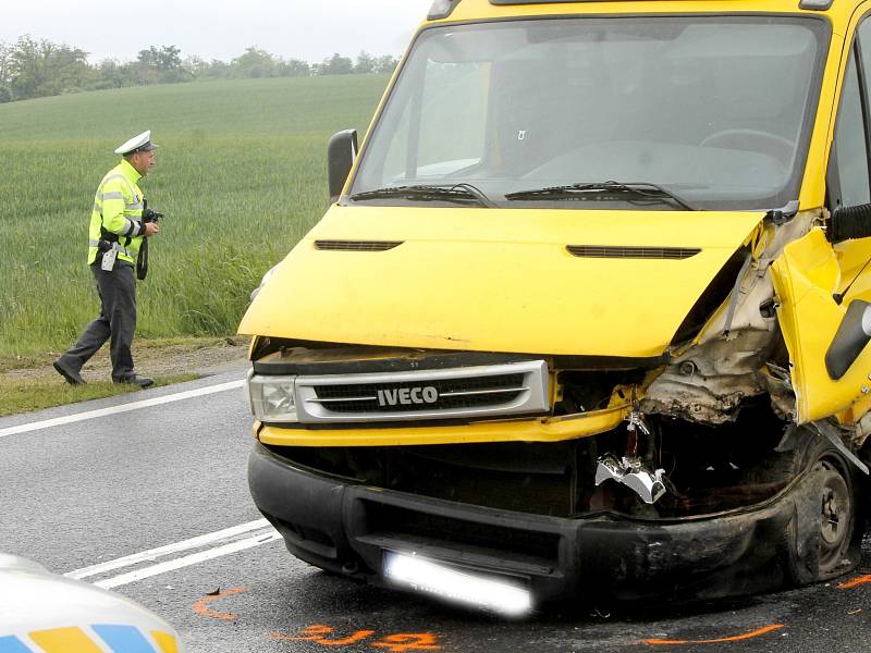 Škodovka a dodávky se srazily v úterý odpoledne na silnici první třídy číslo 38 mezi Olbramkostelem a křižovatkou na Žerůtky a Kravsko.