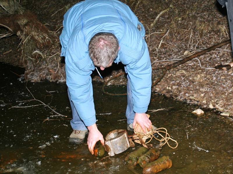 Rybáři na Hradišti nalezli granát v zamrzlém rybníku