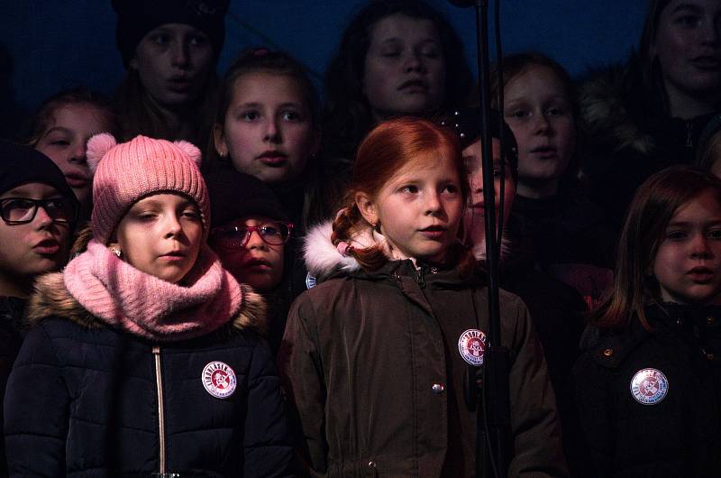 Advent ve Znojmě. Rozsvícení vánočního stromu přilákalo loni tisíce návštěvníků.