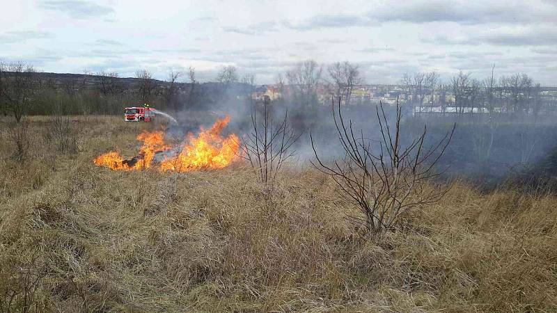 Rozsáhlý požár trávy hasilo na okraji Znojma pět jednotek hasičů.