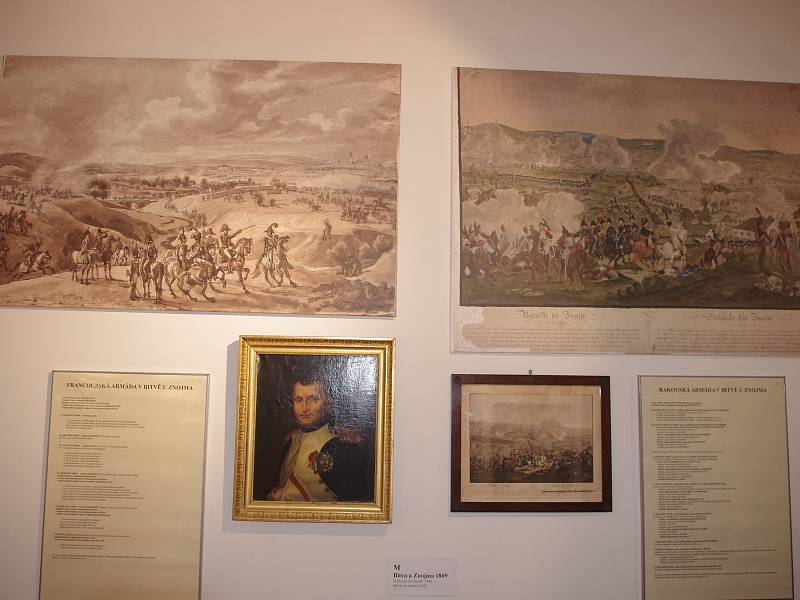 Výstavní sál v prvním patře znojemského hradu hostí výstavu k výročí 210 let od napoleonské bitvy u Znojma. Ukazuje mimo jiné dobové zbraně, uniformy a další jedinečné předměty.