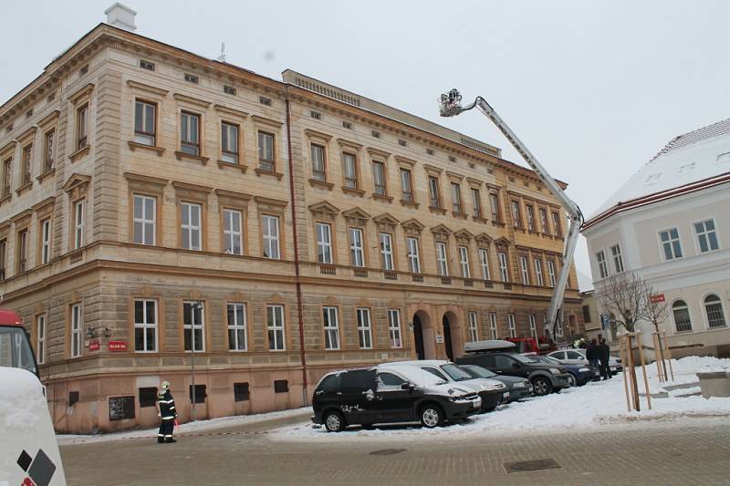 Znojemští hasiči museli vyrážet k odstranění rampouchů a nebezpečných sněhových převisů z budovy základní školy na Václavském náměstí ve Znojmě. 