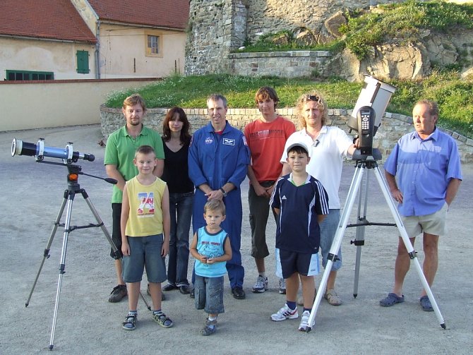 Amatérský astronom Radek Dřevěný (v bílém tričku) se svými kolegy.