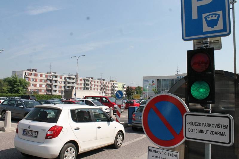 Zaparkovat ve Znojmě může být především pro řidiče z jiných obcí a měst poněkud problém.
