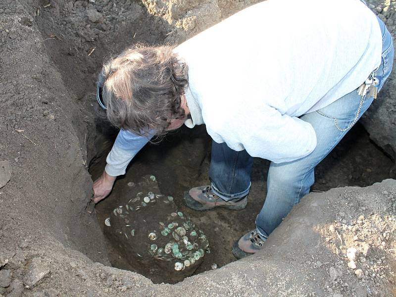 Dva amatérští hledači našli v poli u Hrušovan nad Jevišovkou stříbrné mince z doby Rakouska-Uherska. Mohlo jít až o dvacet kilogramů mincí.