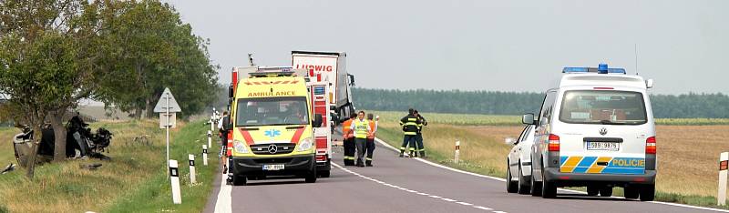 Na silnici číslo I/53 mezi Znojmem a Brnem se nedaleko Lechovic srazilo osobní auto s kamionem. Následky byly fatální. Jednasedmdesátiletý řidič následkem srážky zemřel. Řidič kamionu vyvázl bez zranění.