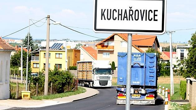 Po novém asfaltovém povrchu silnic jezdí řidiči mezi Kuchařovicemi a kasárenskou křižovatkou.