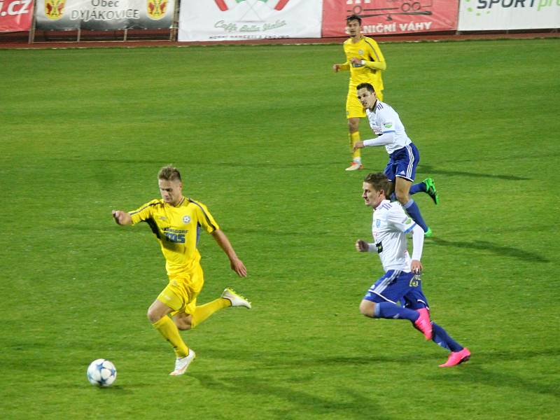 Fotbalisté Znojma si v dalším zápase FNL poradili s posledním Varnsdorfem 2:0. Obě branky vstřelil Rostislav Šamánek.