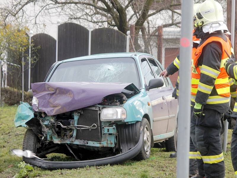 Na začátku Jaroslavic se v kopci srazily dva Nissany. Micra dopadla podstatně hůře. Jejího řidiče přepravili záchranáři vrtulníkem do Brna.