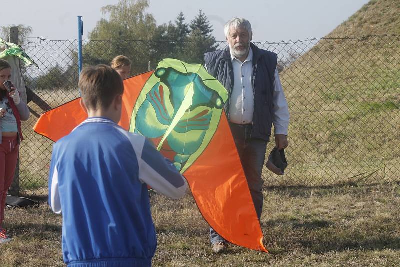 Sice moc nefoukalo, ale děti i dospělí se bavili. Podzim vítali v Jevišovicích tradiční Drakiádou.