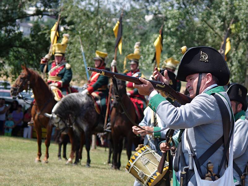 Dvě stovky aktérů převedly v Dobšicích bojovou ukázku k 209. výročí napoleonské bitvy u Znojma.