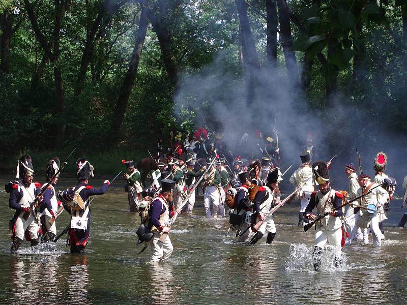 Na tři sta příznivců vojenské historie v rakouských a francouzských uniformách předvedlo ukázky z napoleonské bitvy u Znojma v roce 1809.