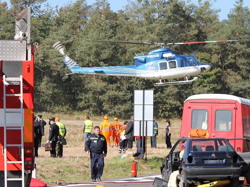 Velké cvičení jednotek IZS zažilo Znojemsko o prvním říjnovém dni. Na silnici číslo I/38 mezi Znojmem a Olbramkostelem byla simulovaná nehoda autobusu, dodávky a osobnmho auta s velkým počtem zraněných a také dvěma mrtvými.