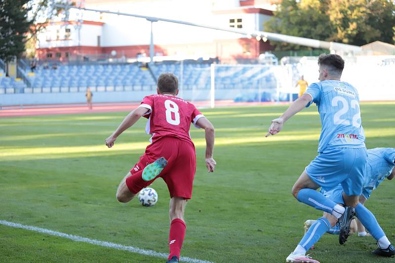 Třetiligoví fotbalisté Znojma (modří) prohráli ve vloženém středečním kole s týmem Frýdku-Místku 2:3.