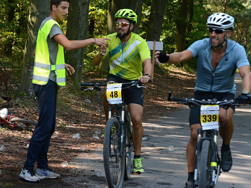 Už po třinácté vyrazily v sobotu desítky cyklistů na trasu Lahofer Cupu kolem Vranovské přehrady.