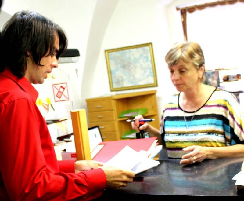 Na tři tisíce respondentů podpořilo svým podpisem návrh na vyvolání referenda. Aktivisté podpisové archy předali na radnici v úterý 29. 7. 2014.