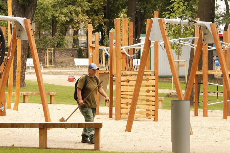 Necelý měsíc před otevřením pro veřejnost dokončují zahradníci výsadbu stromků, květin a keřů v Dolním parku. Kašna se na svém původním místě objeví až v roce 2015.