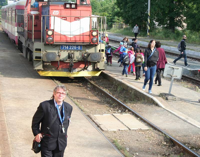 Vlakvedoucí má v hlavě přesné časy příjezdů a odjezdů ze všech stanic na trase. Ve vlaku zná každý koutek.