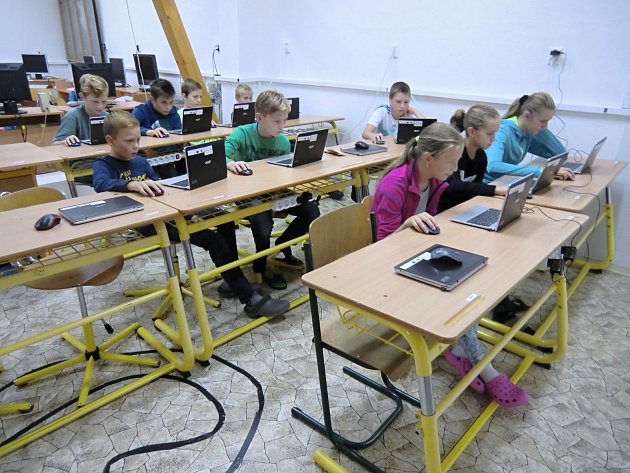 Školákům ve Znojmě zpříjemnily výuku tablety a počítače. 