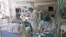 Zdravotníci pečující o pacienty s koronavirem v bohunické fakultní nemocnici v Brně.