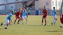 Znojemští fotbalisté (modří) padli potřetí za sebou. První jarní den nestačili na Uničov 0:3.