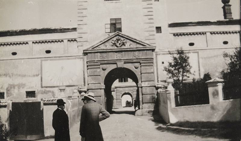 Uherčický zámek se vrací k někdejší nádheře. Vstupní brána, historická fotografie.